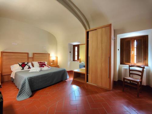 Postel nebo postele na pokoji v ubytování Chiostro Delle Monache Hostel Volterra