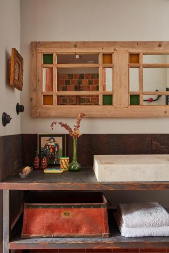 une étagère en bois avec un vase sur une table dans l'établissement Maisons 322 - Maison La Flamboyante, au Bois-Plage-en-Ré