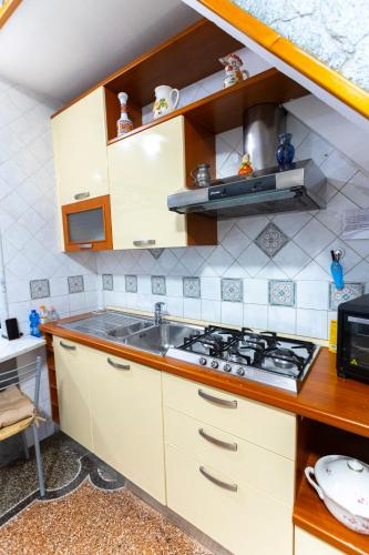 Η κουζίνα ή μικρή κουζίνα στο Acquario 1' ''Family House'' Free Wifi & Netflix By TILO Apartment's
