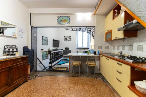 cocina con encimera y fogones en una habitación en Acquario 1' Free Wifi & Netflix ''Typical Italian House'' By TILO Apartment's en Génova