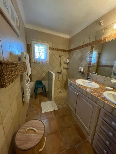 La salle de bains est pourvue d'un lavabo, de toilettes et de 2 lavabos. dans l'établissement Maison de campagne en Provence, à Barbentane