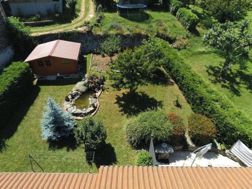 - une vue aérienne sur une petite cour avec une maison dans l'établissement Chez Serge et Annie, à Polignac