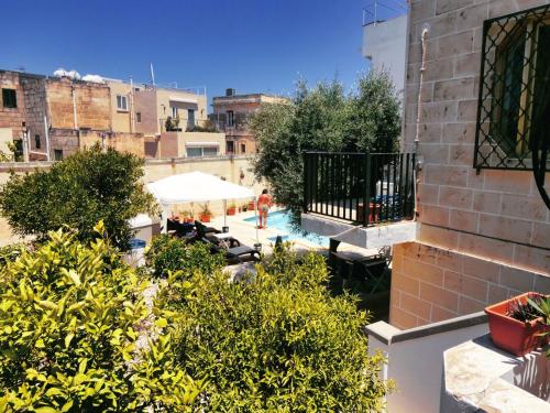 uma vista para uma piscina a partir da varanda de um edifício em Double bedroom with private bathroom, NO KITCHEN em Il-Gżira