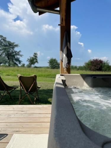 Photo de la galerie de l'établissement Dôme insolite Cèdre jacuzzi et petits déjeuners inclus, à Lagraulet-du-Gers
