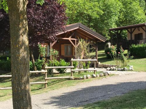 una piccola cabina con una recinzione di fronte ad essa di Agriturismo Fattoria Antica Forconia a L'Aquila