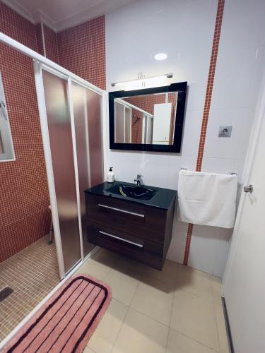 a bathroom with a sink and a mirror at Paradise Sol Apartamento en Los Alcázares in Los Alcázares