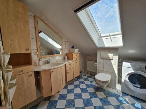 a bathroom with a sink toilet and a window at Ferienwohnung nähe Chiemsee (30 Min.) in Unterneukirchen