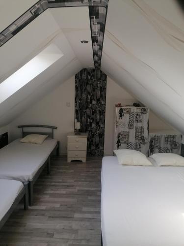 Ένα ή περισσότερα κρεβάτια σε δωμάτιο στο Appartement indépendant, parking privé, 600m du circuit