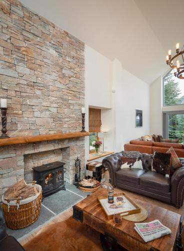 Zona de estar de The Eagle's Nest - large house with hot tub and sauna
