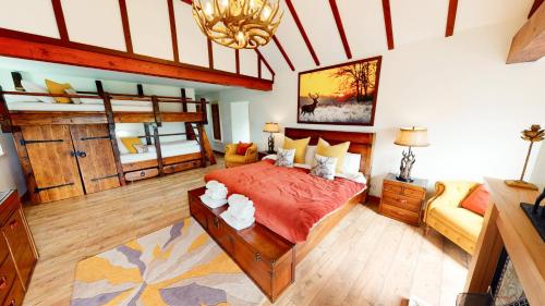 Cama o camas de una habitación en The Eagle's Nest - large house with hot tub and sauna