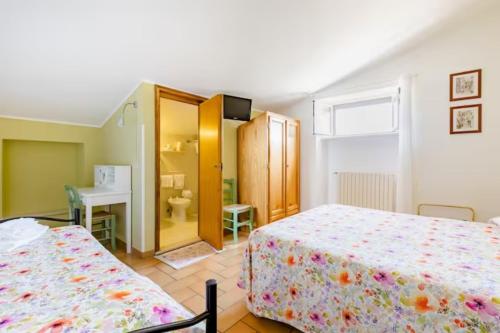 Cet appartement comprend une chambre avec deux lits et une salle de bains. dans l'établissement Agriturismo il Castello, à Assise