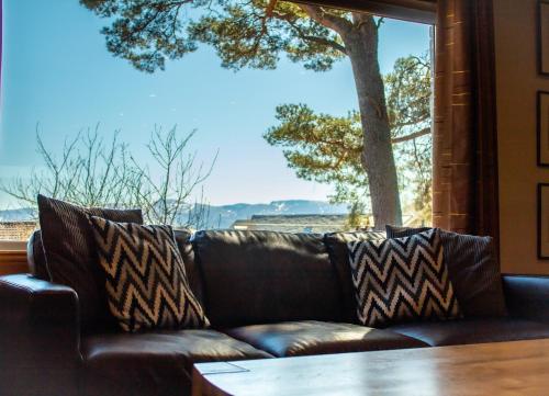 The Shieling في أفيمور: أريكة جلدية بنية الجلوس أمام النافذة