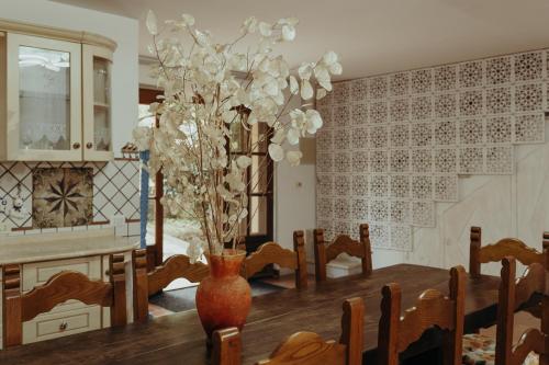 ピティリアーノにあるLa Dolce Vitaのダイニングルーム(テーブル、花瓶付)