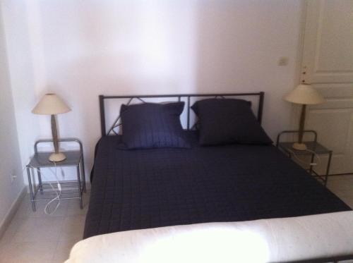 ゾンザにあるU Paesuのベッドルーム1室(青い枕とランプ2つ付)