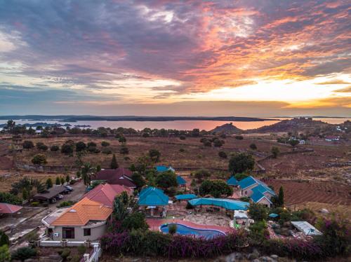 uma vista aérea de um resort com um pôr-do-sol em The Lahe Hotels em Mwanza