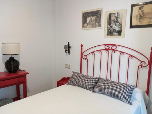 a bedroom with a bed with a black and white pillow at Hospederia Casa de las Piedras in Grazalema