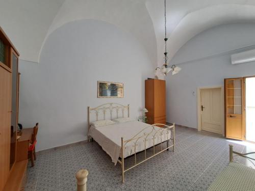 um quarto com uma cama num quarto branco em Le Terrazze di Scirocco em Gallipoli