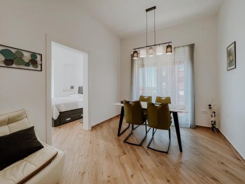 un soggiorno con tavolo da pranzo e sedie di Apartment Papedoni Pula a Pola (Pula)