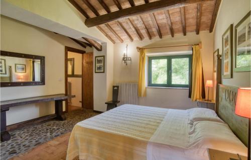 een slaapkamer met een groot bed en een raam bij Alfina 3 in Castel Giorgio