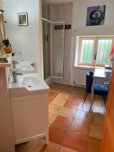 La salle de bains est pourvue de 4 lavabos et d'une douche. dans l'établissement Superbe maison en pierre proche Bordeaux &piscine, à Saint-Martin-Petit