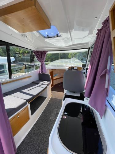 - une vue sur l'intérieur d'un bateau avec des sièges violets dans l'établissement Apartament na wodzie - Verona, à Świnoujście