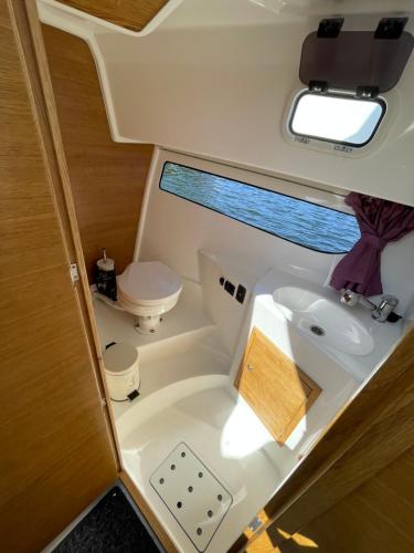 - une salle de bains sur un bateau avec un lavabo et des toilettes dans l'établissement Apartament na wodzie - Verona, à Świnoujście