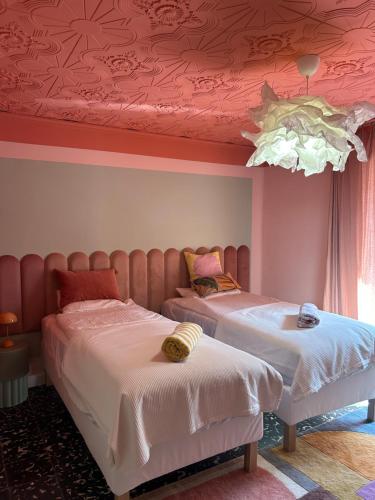 twee bedden in een kamer met een rood plafond bij Apartamento No5 in Gandía