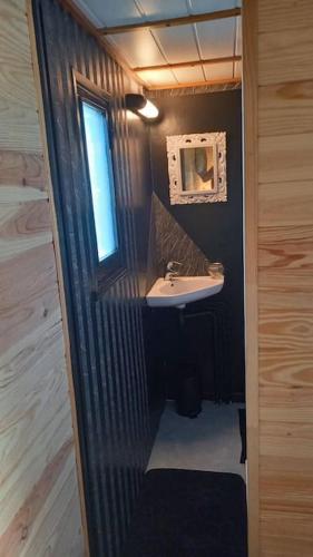 une salle de bain avec un lavabo et une fenêtre dans l'établissement La Bohème, à Surville