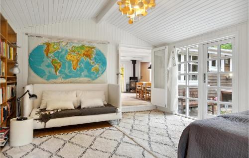ein Schlafzimmer mit einer Weltkarte an der Wand in der Unterkunft Stunning Home In Frevejle With Wifi in Fårevejle