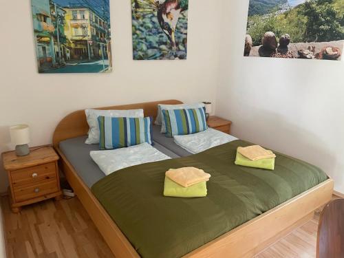 - un lit avec 2 oreillers dans l'établissement Ferienwohnung LISL, à Obervellach