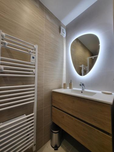 a bathroom with a sink and a mirror at Appartement des Augustins in Aix-en-Provence