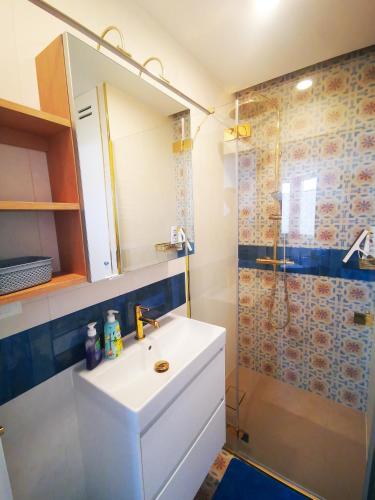 a bathroom with a sink and a shower at Aravell E23 Darłówko Wschodnie in Darlowko