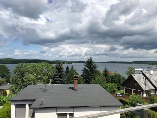 um telhado de uma casa com vista para a água em TURYSTA em Charzykowy