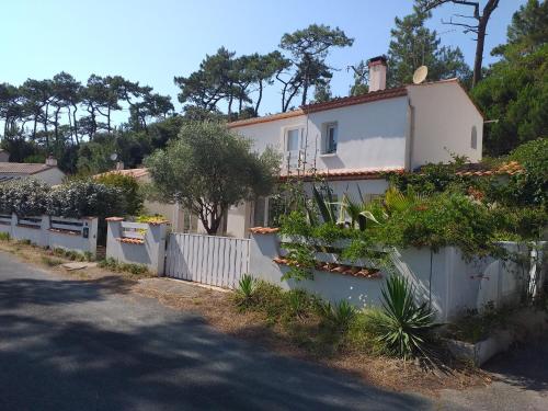 Appartement 3 chambres 6 pers rez de Jardin 5min plage quartier du Phare Location du dimanche au dimanche en juillet et aout