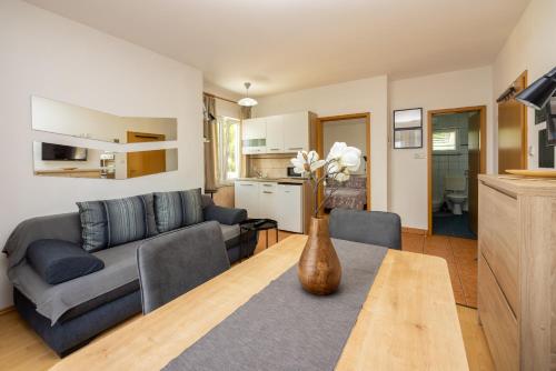 ein Wohnzimmer mit einem Sofa und einem Tisch in der Unterkunft Apartments Claudia in Crikvenica