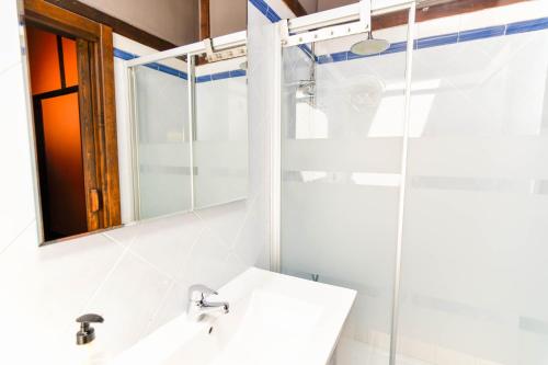 a bathroom with a sink and a mirror at Precioso apartamento con jardín y piscina in Oruña