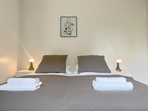 コペンハーゲンにあるCozy One Bedroom Apartment On Edvard Thomsens Vej,のベッドルーム1室(枕2つ、ランプ2つ付)