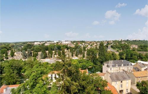 une vue d'une ville avec des arbres et des bâtiments dans l'établissement 3 Bedroom Lovely Apartment In Poitiers, à Poitiers