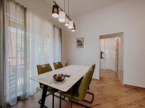 una sala da pranzo con tavolo e sedie bianchi di Apartment Papedoni Pula a Pola (Pula)