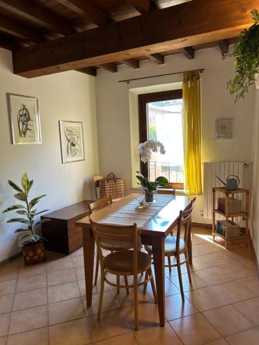 comedor con mesa de madera y sillas en Chez Madame en Ferrara