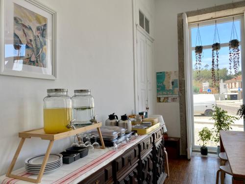 una cocina con una encimera con jarras de comida. en Casa dos Caminhos de Santiago, en Mosteiró