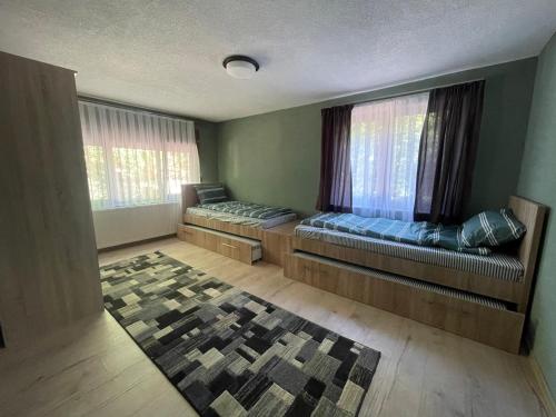 ein leeres Zimmer mit 2 Betten und einem Fenster in der Unterkunft Villa Breza Brezovice in Brezovica