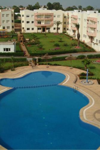 una vista aérea de una piscina en un complejo en Les jardins de l'atlantique en Mohammedia