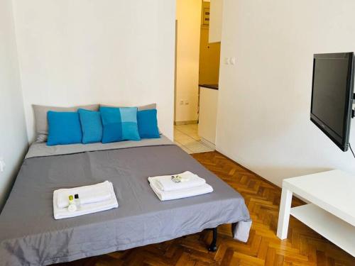 Телевизор и/или развлекательный центр в City Center Studio with Balcony