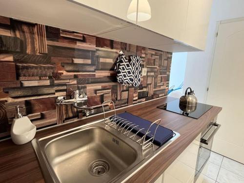 Кухня или мини-кухня в City Center Studio with Balcony
