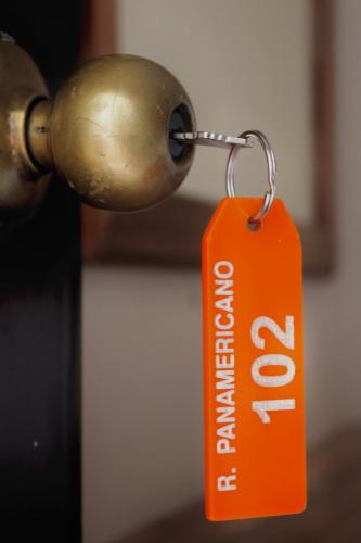 an orange tag hanging from a door knob at Hotel Residencial Panamericano in David