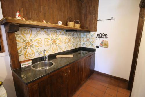 a small kitchen with a sink and a refrigerator at Villa Dei Papiri Fonte Ciane in Siracusa