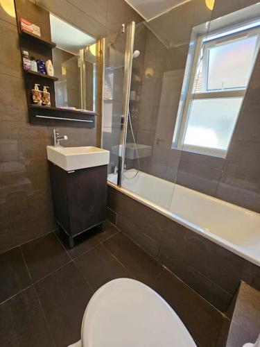 2 bedroom Flat in Camden في لندن: حمام مع مرحاض ومغسلة