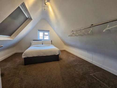 2 bedroom Flat in Camden في لندن: غرفة نوم علوية بها سرير ونافذة