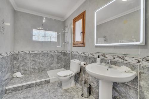 a bathroom with a toilet and a sink at Casa del Limonero in El Tosalet
